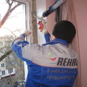 Установка окна Rehau: герметизация монтажной пеной