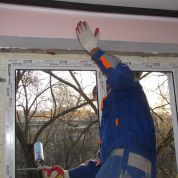 Установка окна Rehau: герметизация монтажной пеной с внешней стороны окна