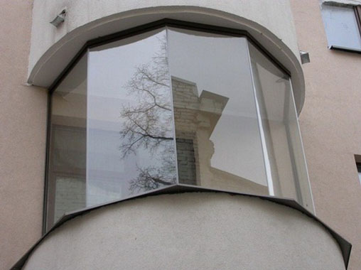 Эркерный балкон с окнами без рам