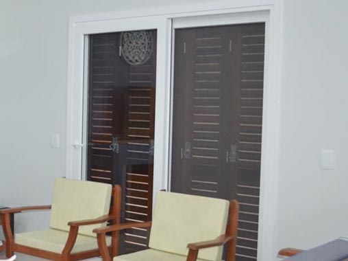 Офисная межкомнатная дверь из профиля Рехау
