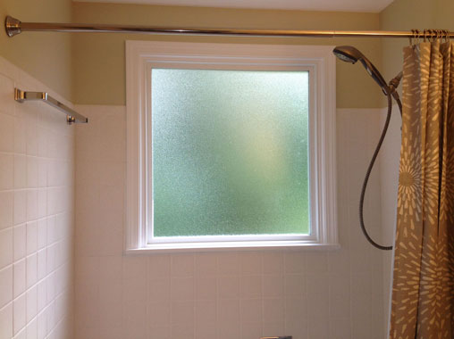Окно между ванной и кухней: нужно ли оно?