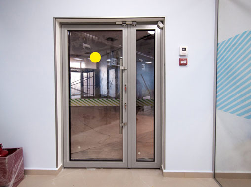 Алюминиевая дверь на предприятии