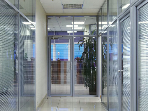 Офис с алюминиевыми дверями и перегородками