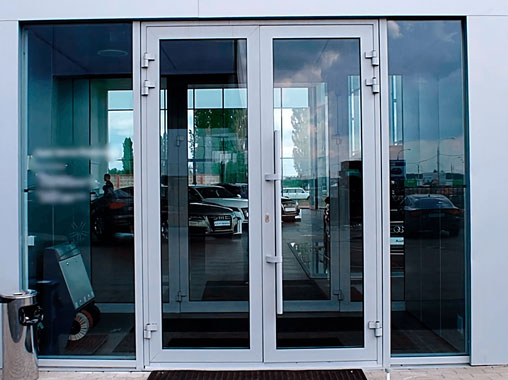 Алюминиевая дверь на входе в здание