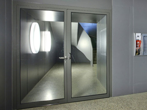 Дверь из алюминиевого профиля с двумя створками