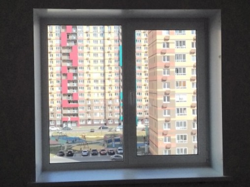 Двустворчатое пластиковое окно в новостройке