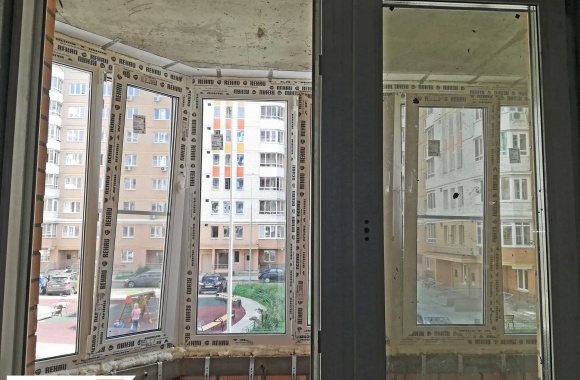 Теплое остекление углового балкона