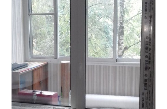 Монтаж пластикового балконного блока в типовой квартире