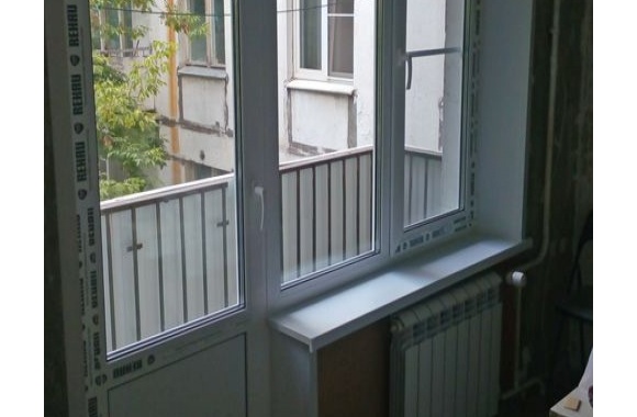 Установка балконного блока с подоконником и отделка откосов