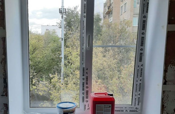 Установка окна с отделкой откосов в Москве