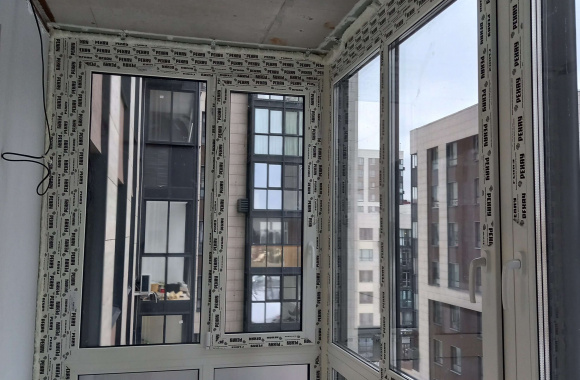 Французское остекление балкона в новостройке